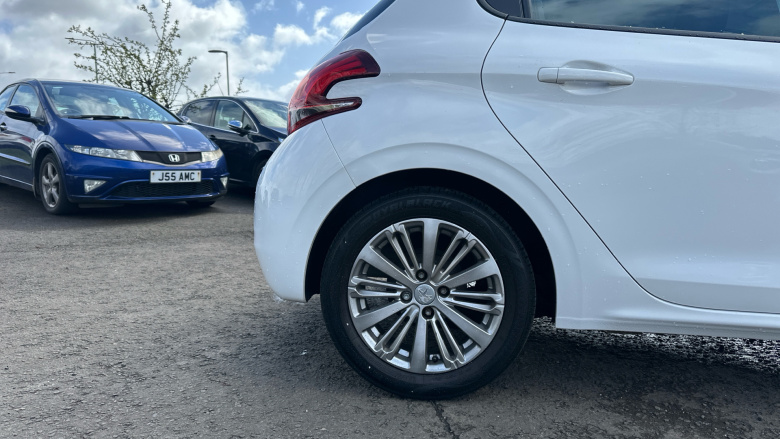 Peugeot 208 1.2 PureTech 82 Signature 5dr [Start Stop] Petrol Hatchback